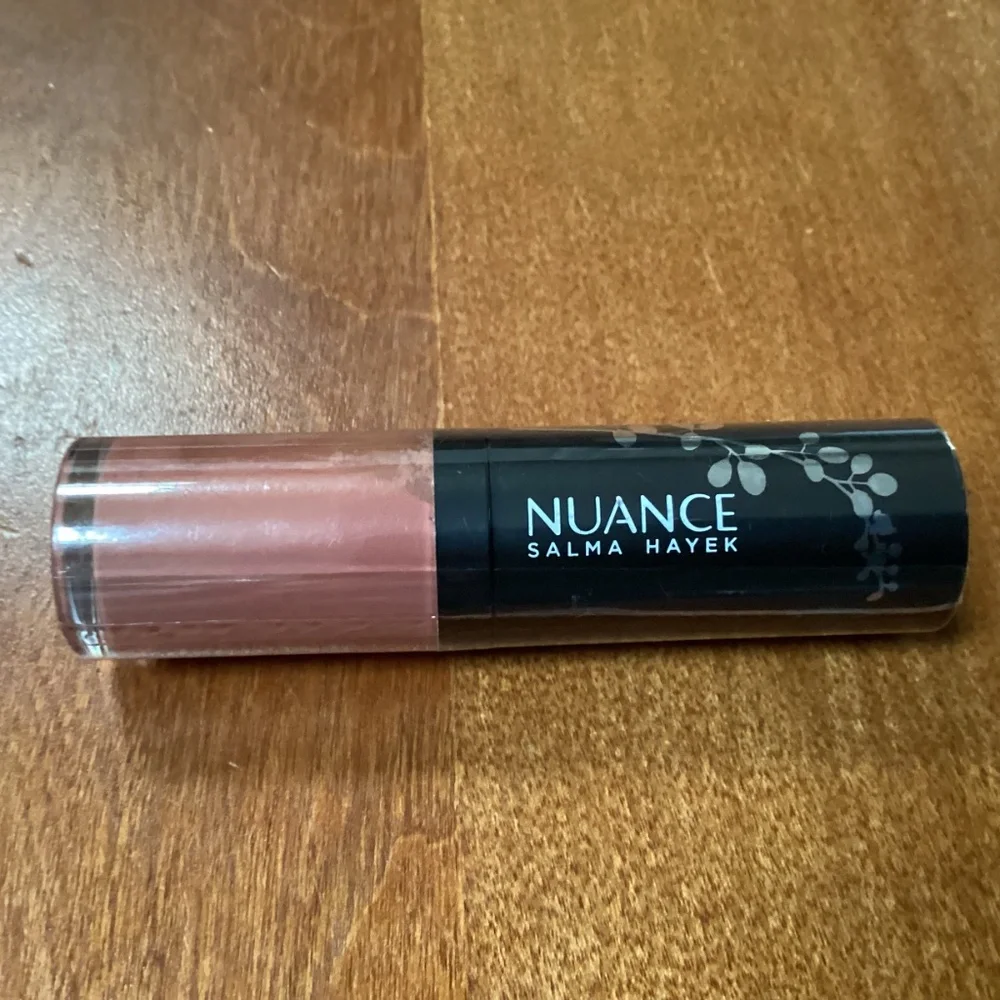 NUANCE SALMA HAYEK True Color PLUMPING LIQUID LIPSTICK #700 Nude Nectar